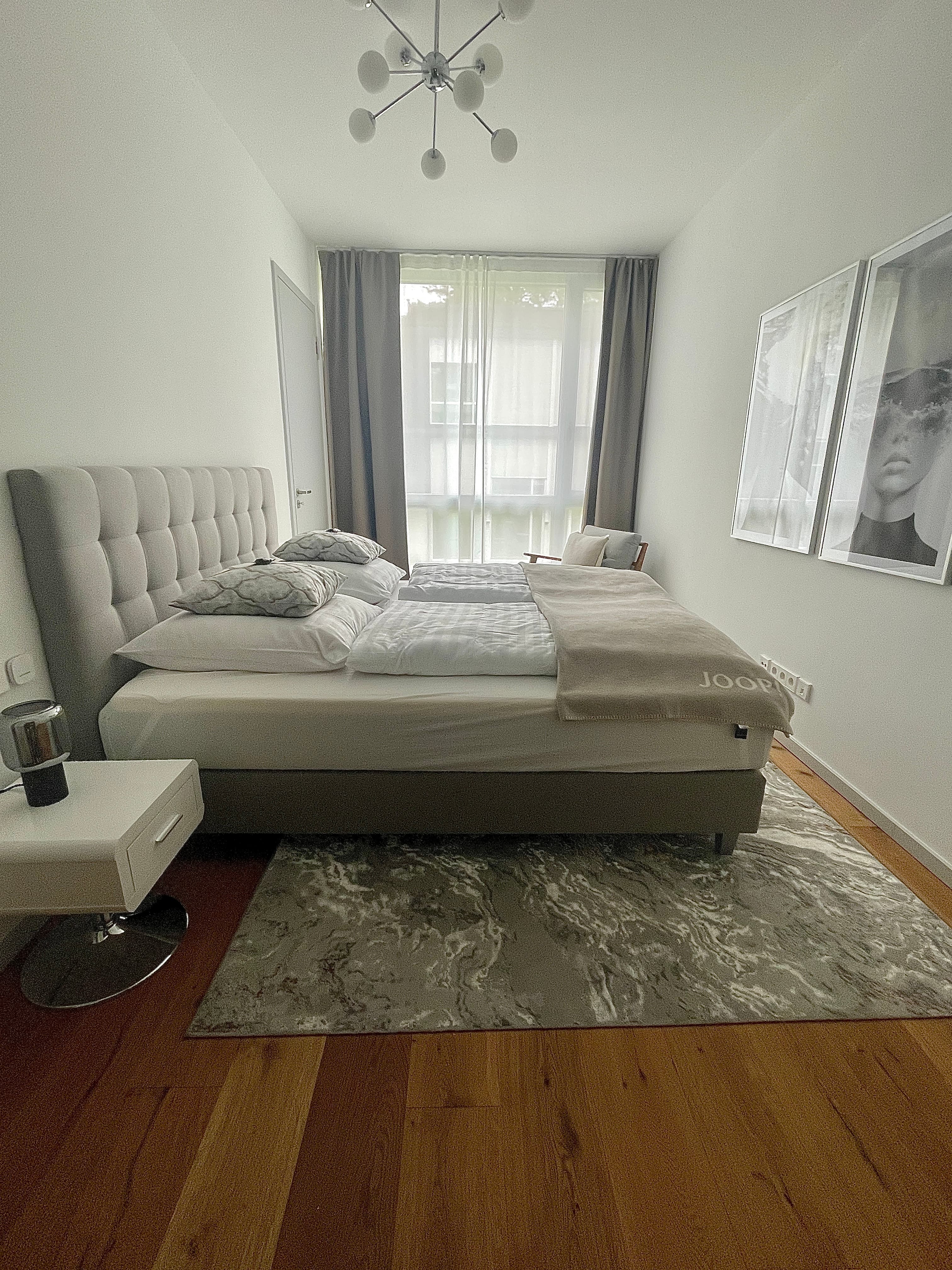 Schlafzimmer mit Seeblick