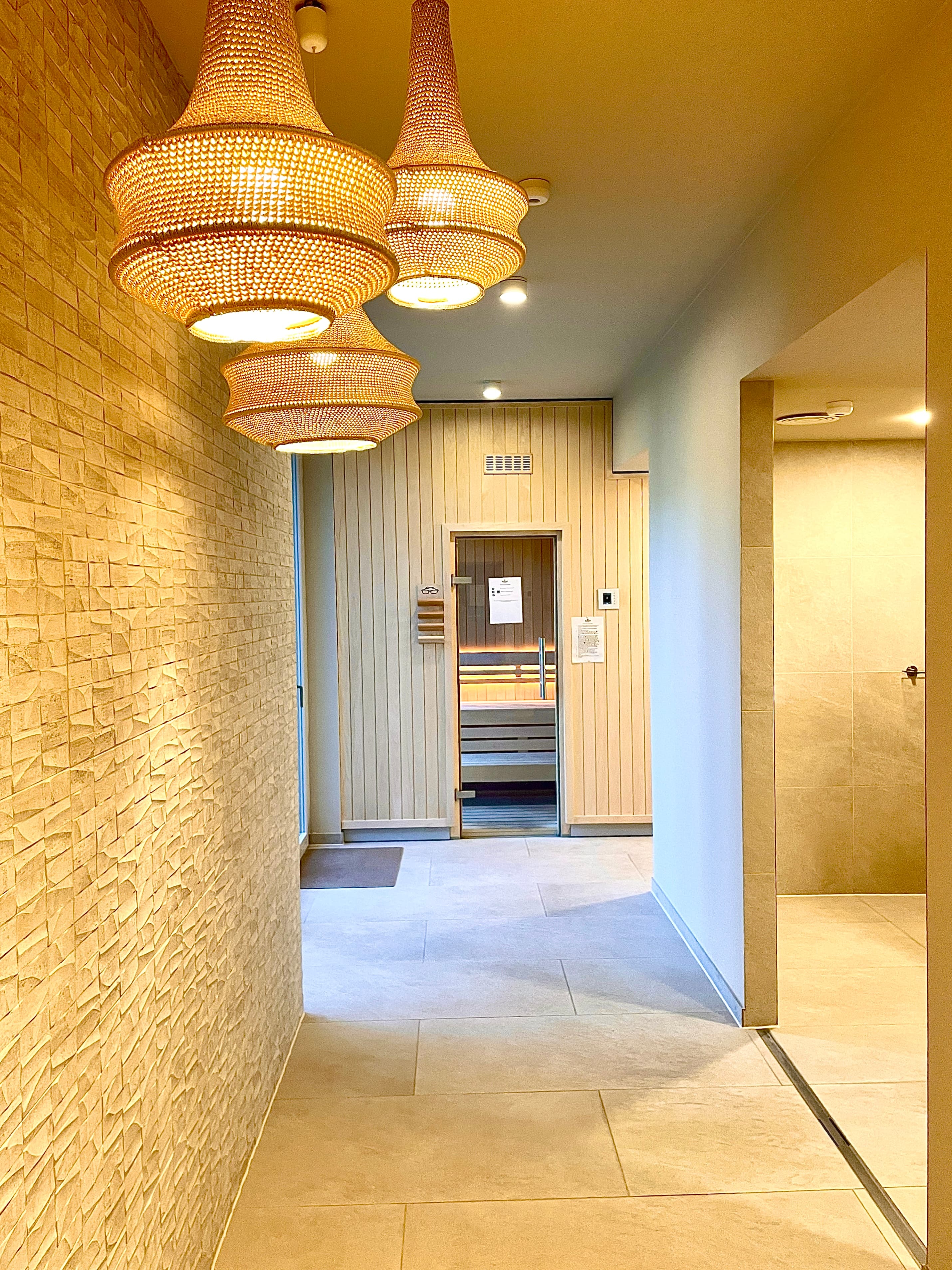 Wellnessbereich mit Sauna und Duschen