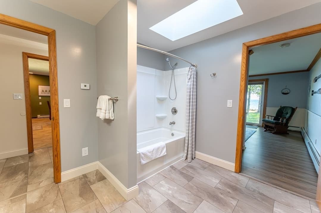 Large Master bedroom bath with main access