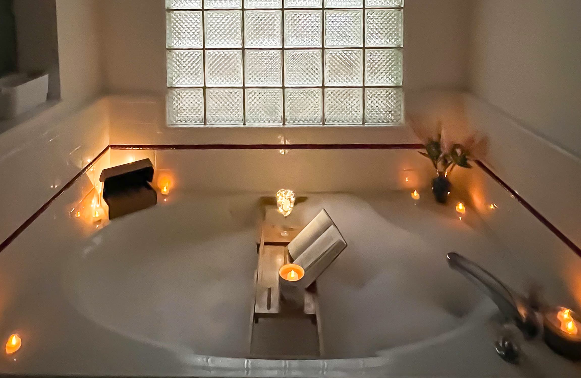 Main bathroom tub