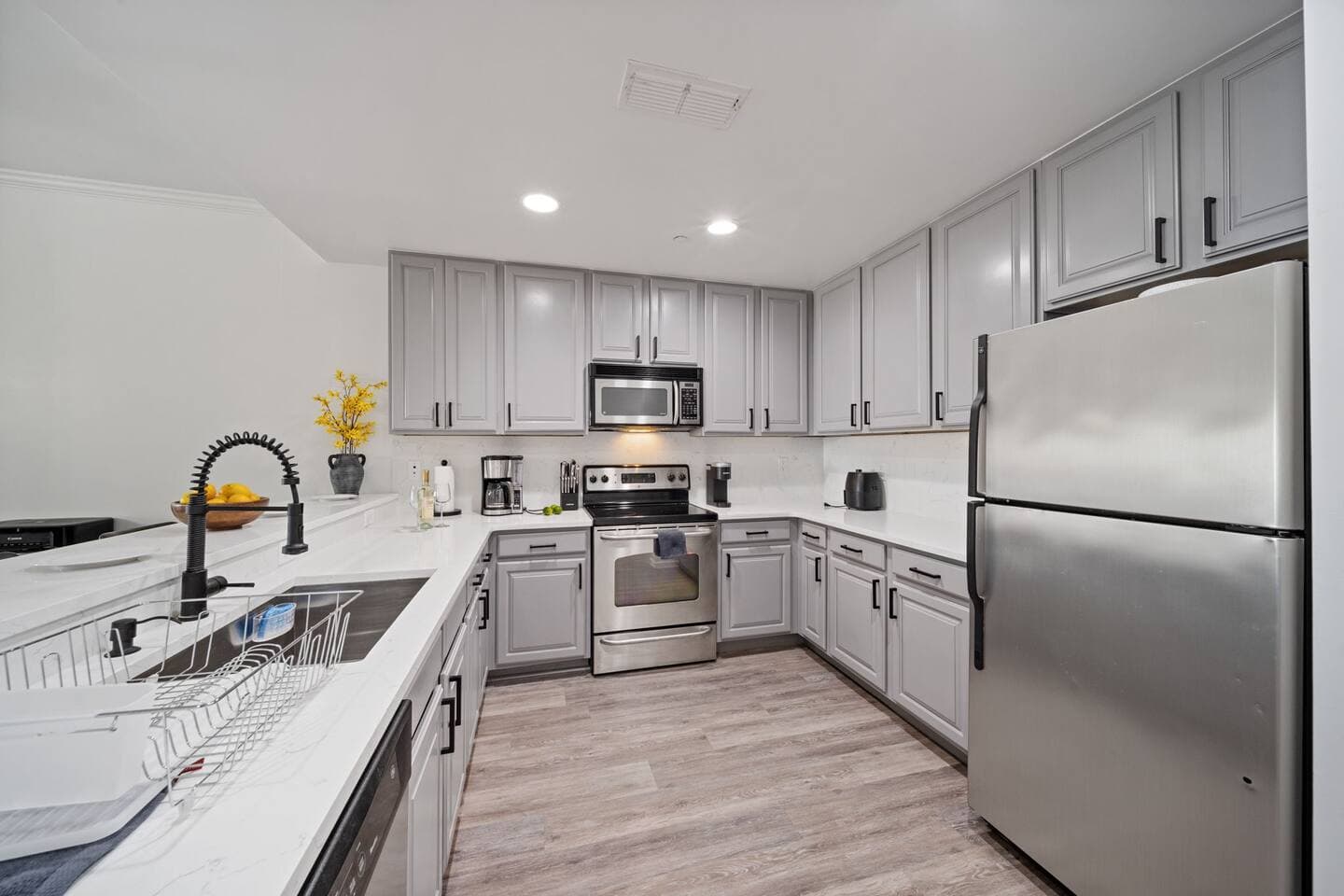 Complete kitchen everything you need stocked and equipped 
