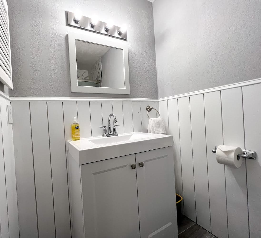 Upstairs Main Bathroom