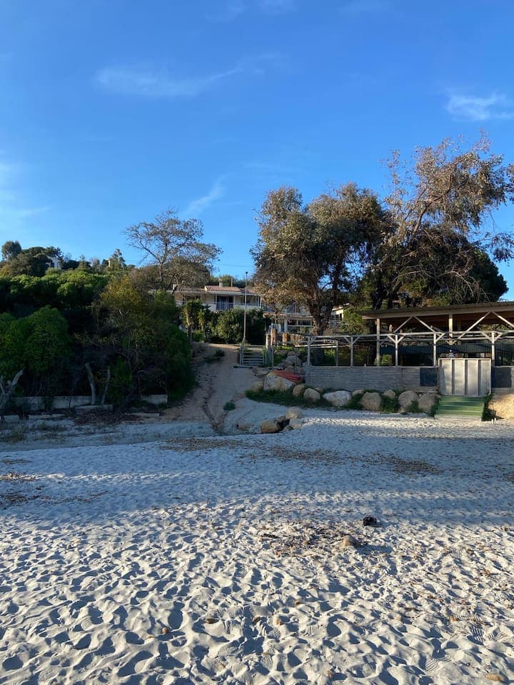 C'est votre logement qu'on voit  juste en face d'un des 
accès à  cette belle plage du Ruppione.