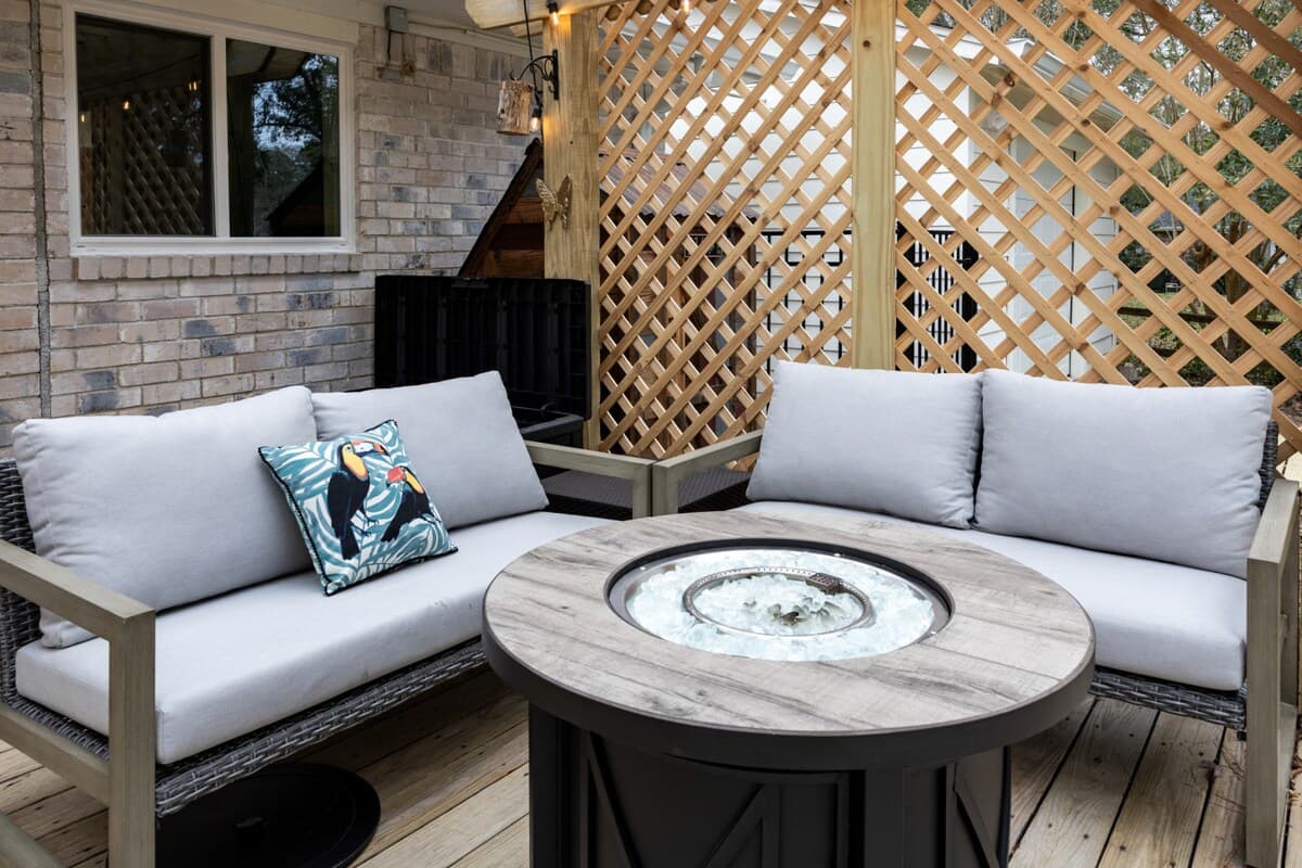 Relax with a drink in hand, sinking into plush seating while the fire flickers and the evening unfolds.