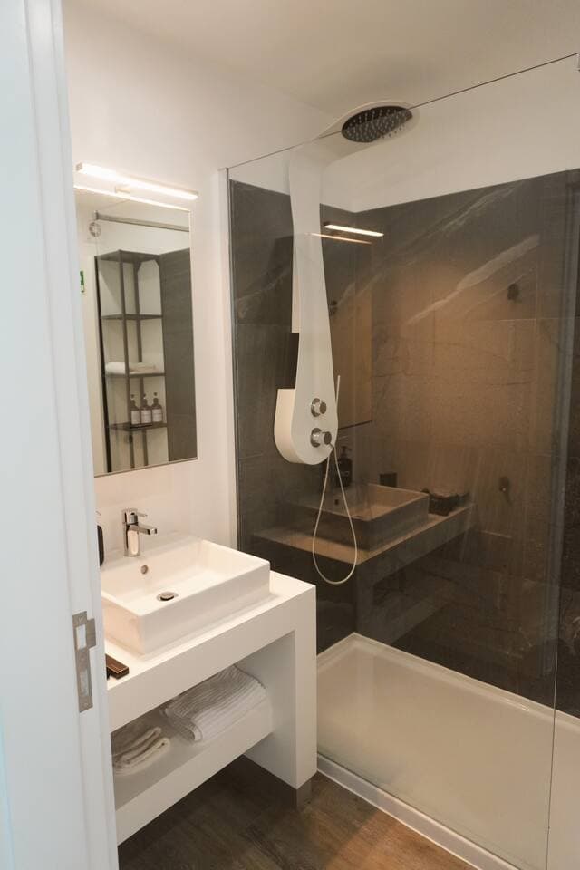 W -Bathroom with shower