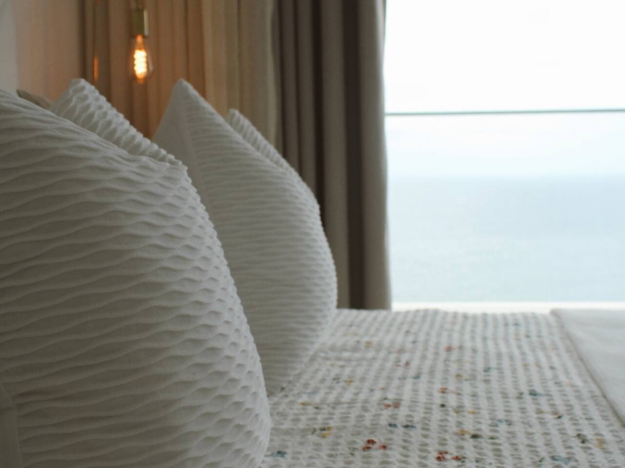 V - Detail Sea View Bedroom