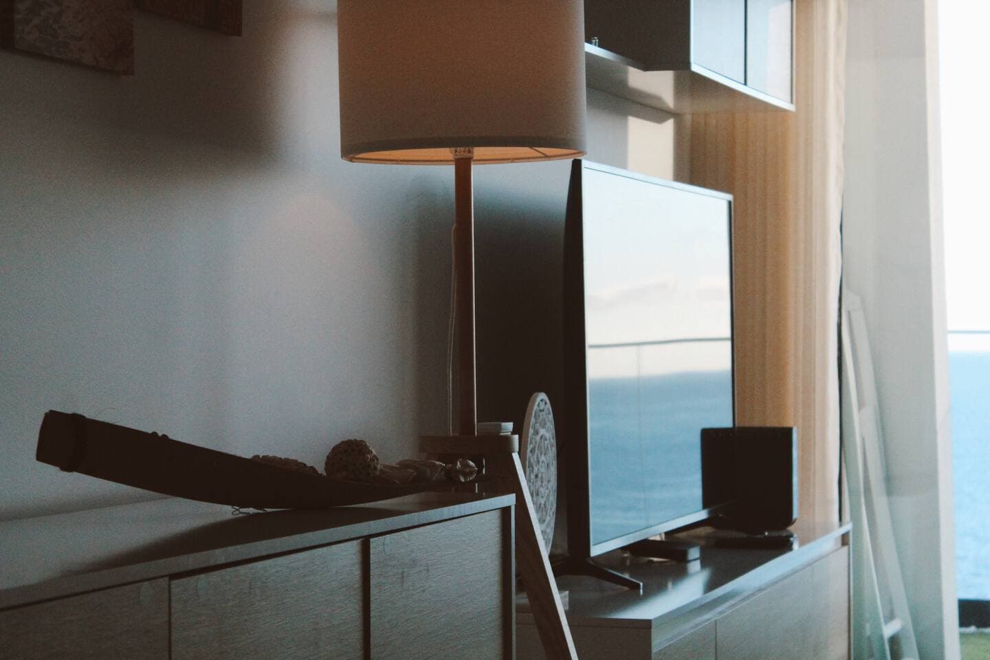 V - Living Area - TV
