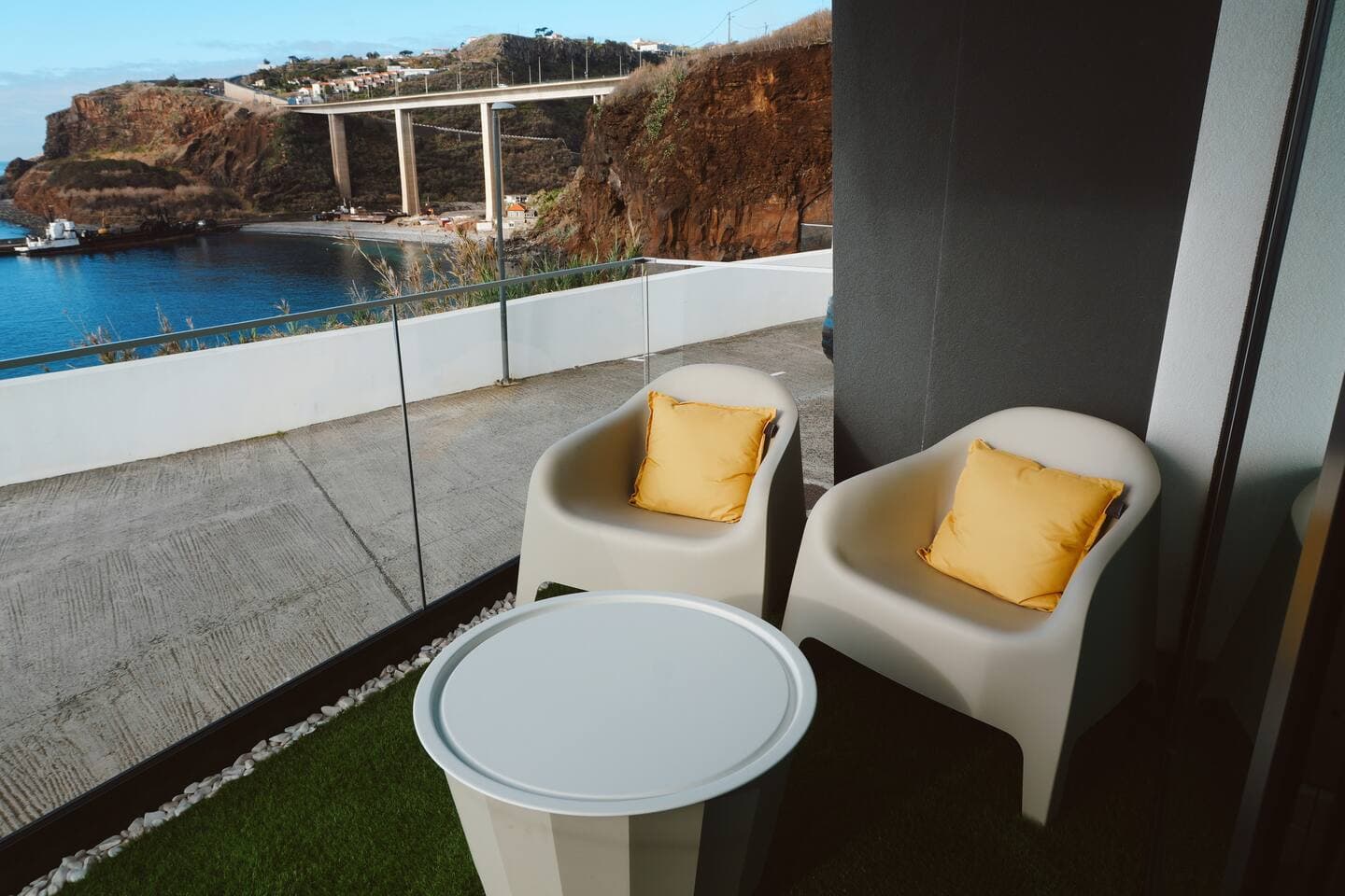 V -  Balcony