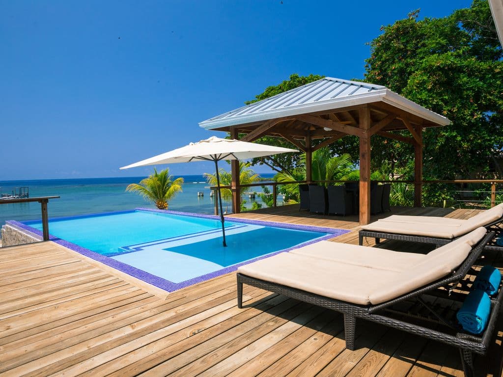 Perched on an elevated ridge, the Vivaro Beachfront deck offers a panoramic "birds-eye" view of the Caribbean. 🌊 Watch the turquoise reef 🪸 shift into deep indigo as the infinity pool reflects the golden island sunset. Pure tropical immersion. 🌅🍹