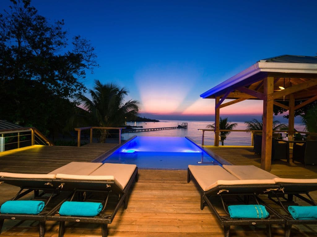 The transition from sunset to dusk at Vivaro is legendary. As the sun dips, the sky transforms into a "painting" of deep purples and fiery oranges, reflecting perfectly off the still surface of the infinity pool.