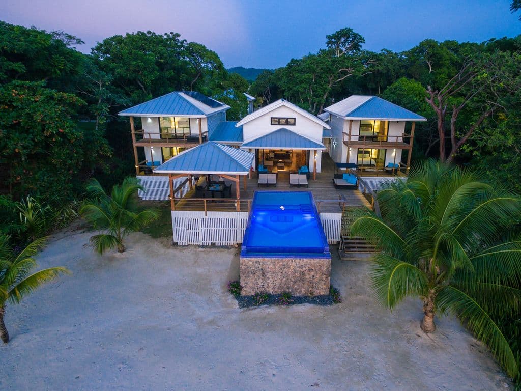 Golden hour at Vivaro Beachfront. 🌅 This drone view captures our sleek infinity pool melting into the Caribbean as the sun hits the horizon. Modern luxury meets the ultimate island sunset. 🌴✨ #VivaroRoatan #DroneView #IslandLife