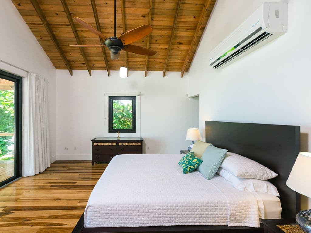 🌿 A private sanctuary featuring a premium king bed and elevated, panoramic ocean views. With vaulted ceilings and a secluded upstairs location, it’s the perfect retreat for rest and relaxation. 😴