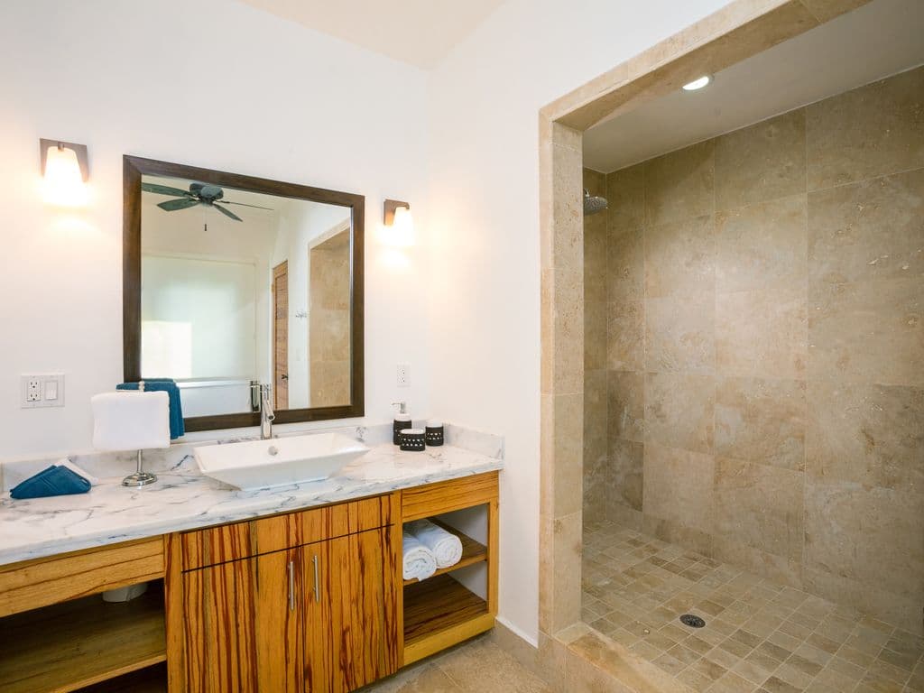 🌿 Modern spa-style bathrooms featuring spacious walk-in rainfall showers, sleek vanities, and plush towels. Every detail is meticulously maintained to provide a fresh, luxury experience after a day at the beach. 🚿