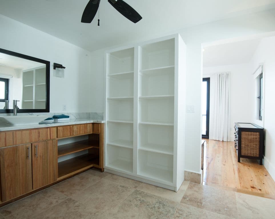 🌿 Indulge in a spa-like retreat. Our bathrooms feature spacious walk-in rainfall showers, sleek modern vanities, and premium finishes. Clean, bright, and refreshing—the perfect place to recharge after a day on the reef. 🚿✨