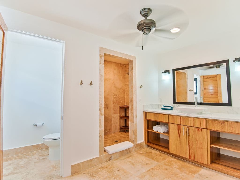 🌿 Modern spa-style bathrooms featuring spacious walk-in rainfall showers, sleek vanities, and plush towels. Every detail is meticulously maintained to provide a fresh, luxury experience after a day at the beach. 🚿