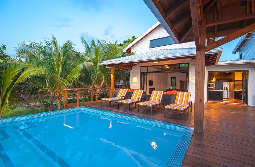 "The house is spectacular, but the outdoor living space is where we spent all of our time. The infinity pool looking out over the reef is simply breathtaking." — Guest Review 🌊