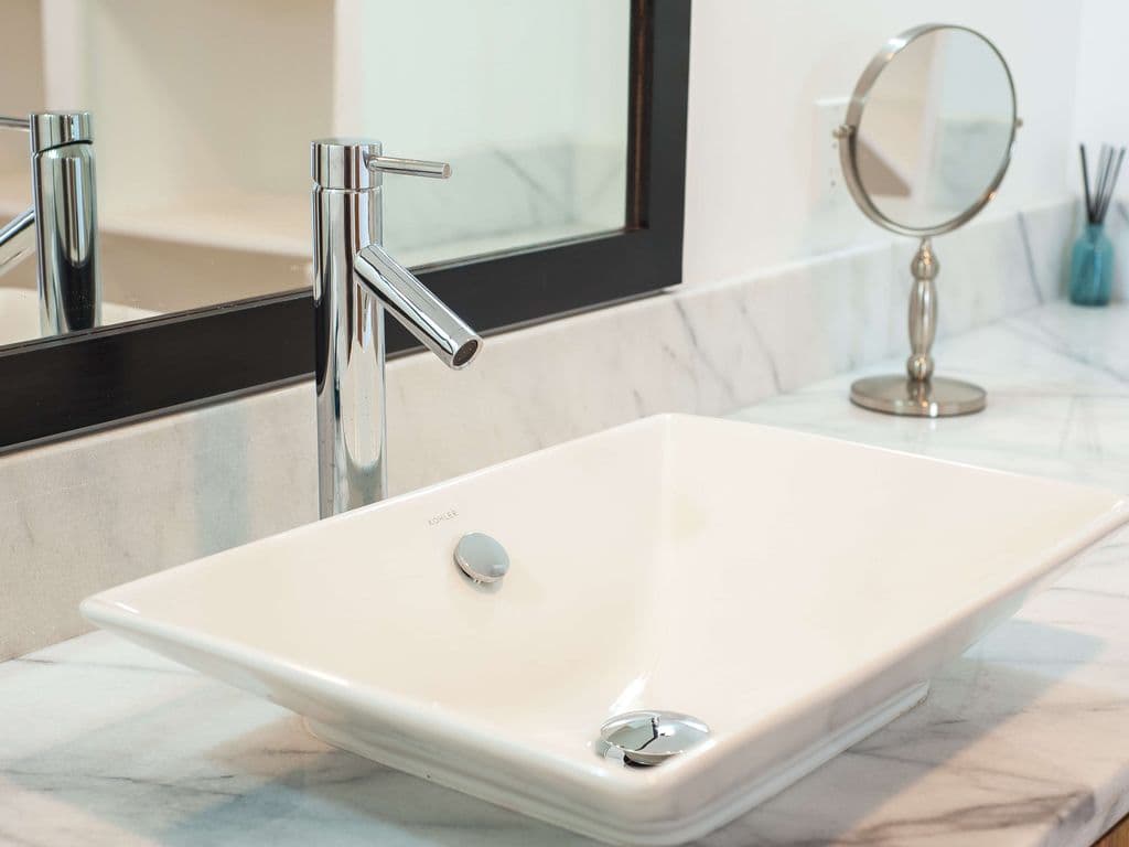 🌿 Indulge in a spa-like retreat. Our bathrooms feature spacious walk-in rainfall showers, sleek modern vanities, and premium finishes. Clean, bright, and refreshing—the perfect place to recharge after a day on the reef. 🚿✨