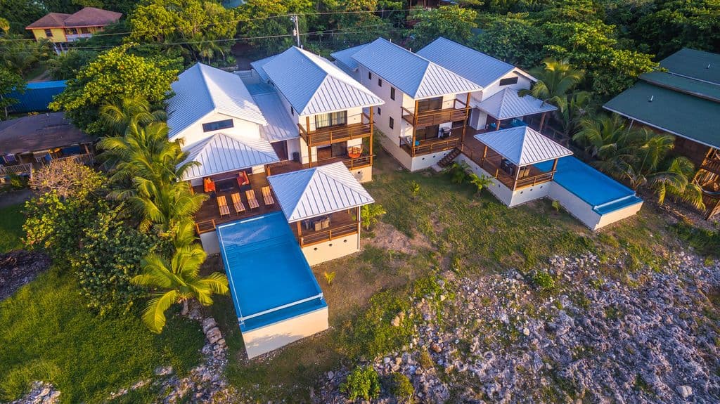 Vivaro Roatan is designed with space for everyone and a location that can't be beat. With massive, vaulted ceilings and a sprawling layout, the estate offers plenty of room for large groups to gather or find a quiet corner. 🌊✨
