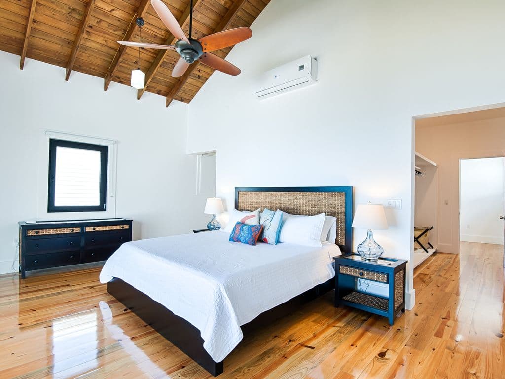 🌿 A private sanctuary featuring a premium king bed and elevated, panoramic ocean views. With vaulted ceilings and a secluded upstairs location, it’s the perfect retreat for rest and relaxation. 😴