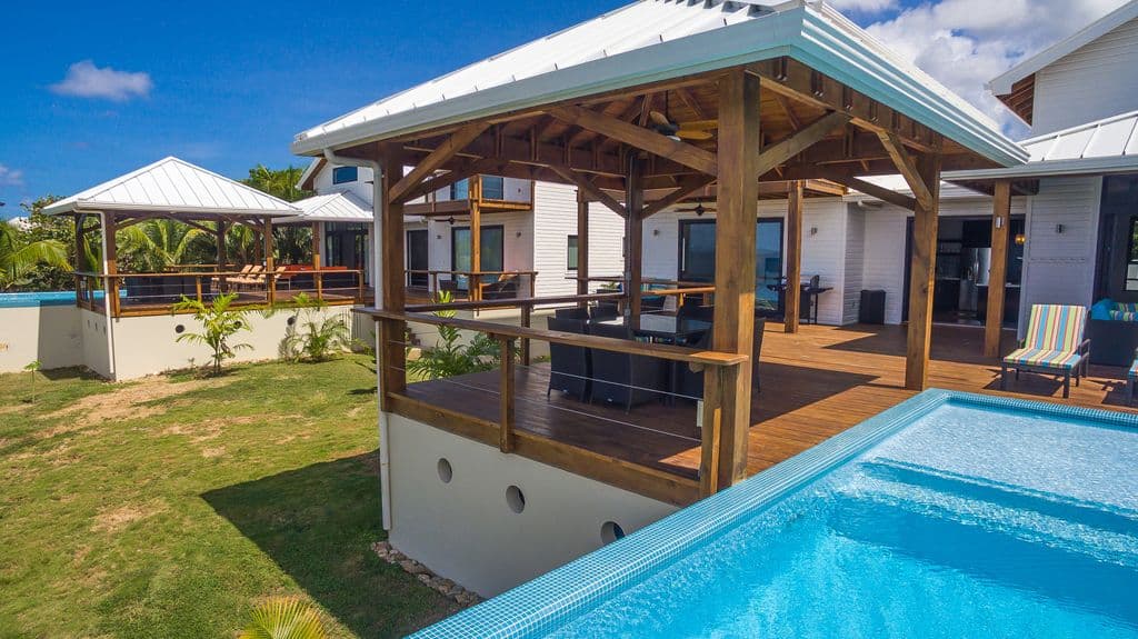 Morning coffee at Vivaro Roatan is an experience of total serenity. Whether you’re on the spacious covered terrace or sitting by the infinity pool, you can watch the sun rise over the reef while palm trees sway in the morning breeze. ☕🌊