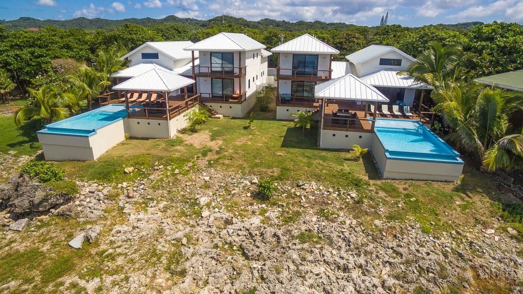 From above, the estate stands out as a sprawling oceanfront compound. You can clearly see the vaulted great rooms and the wide-reaching wings of the house, designed specifically to provide space for everyone. 