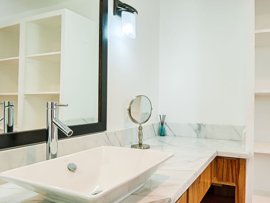 🌿 Modern spa-style bathrooms featuring spacious walk-in rainfall showers, sleek vanities, and plush towels. Every detail is meticulously maintained to provide a fresh, luxury experience after a day at the beach. 🚿