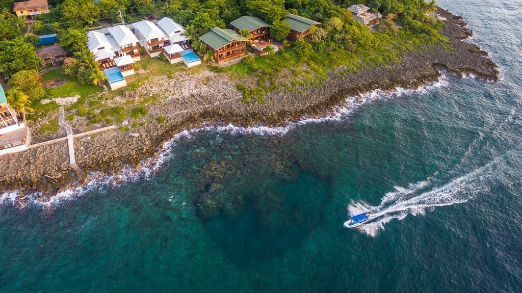 The Blue Gradient: You can track the water color shifting from a pale neon teal at the shoreline to a deep, royal blue 💎 as the boat sits over the deeper channels used for navigation.
