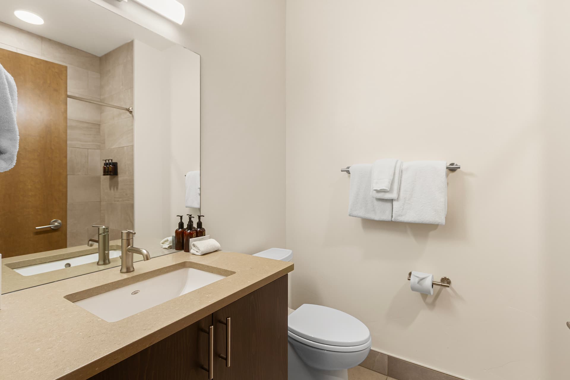 Additional full size bathroom off Main room