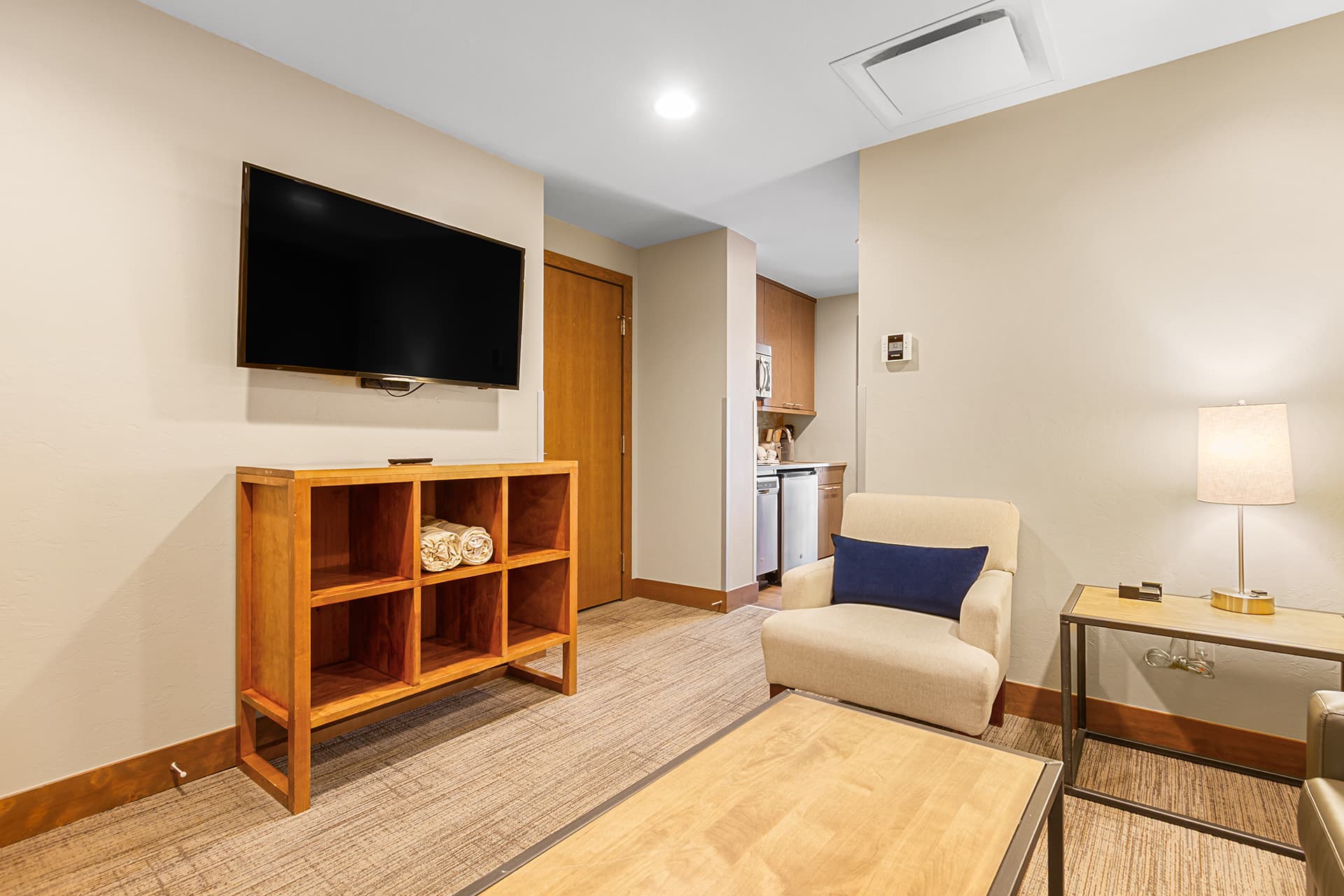 2 lock-off suite living area & sleeper sofa