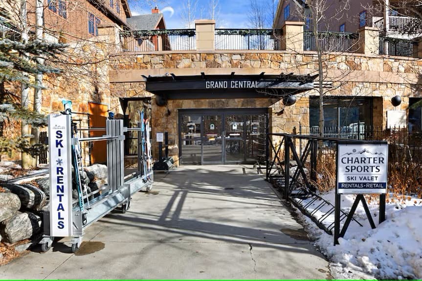 Complimentary Ski Valet