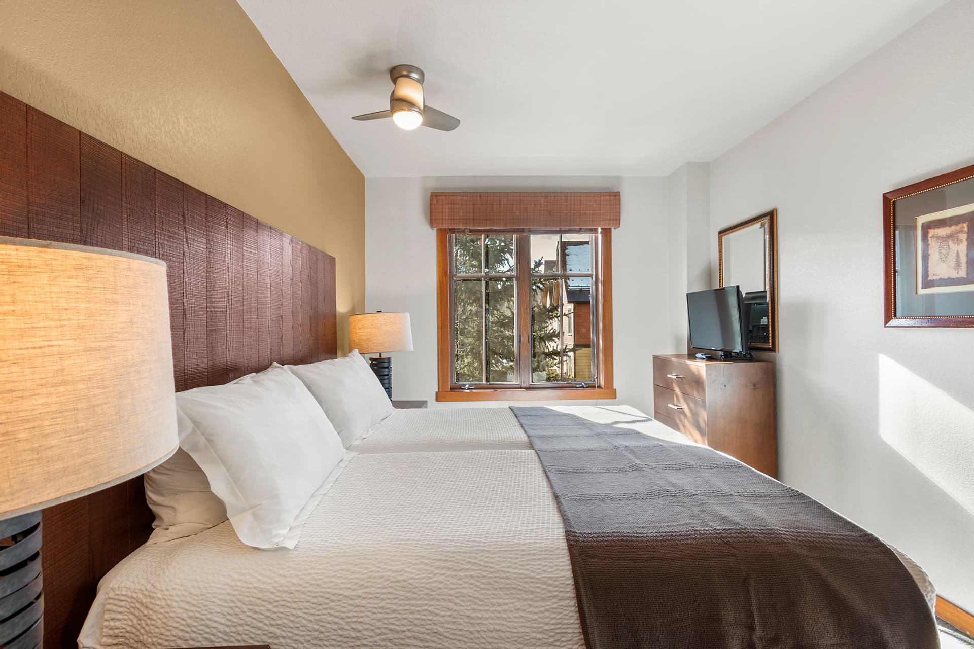 2nd bedroom with 2 twin beds