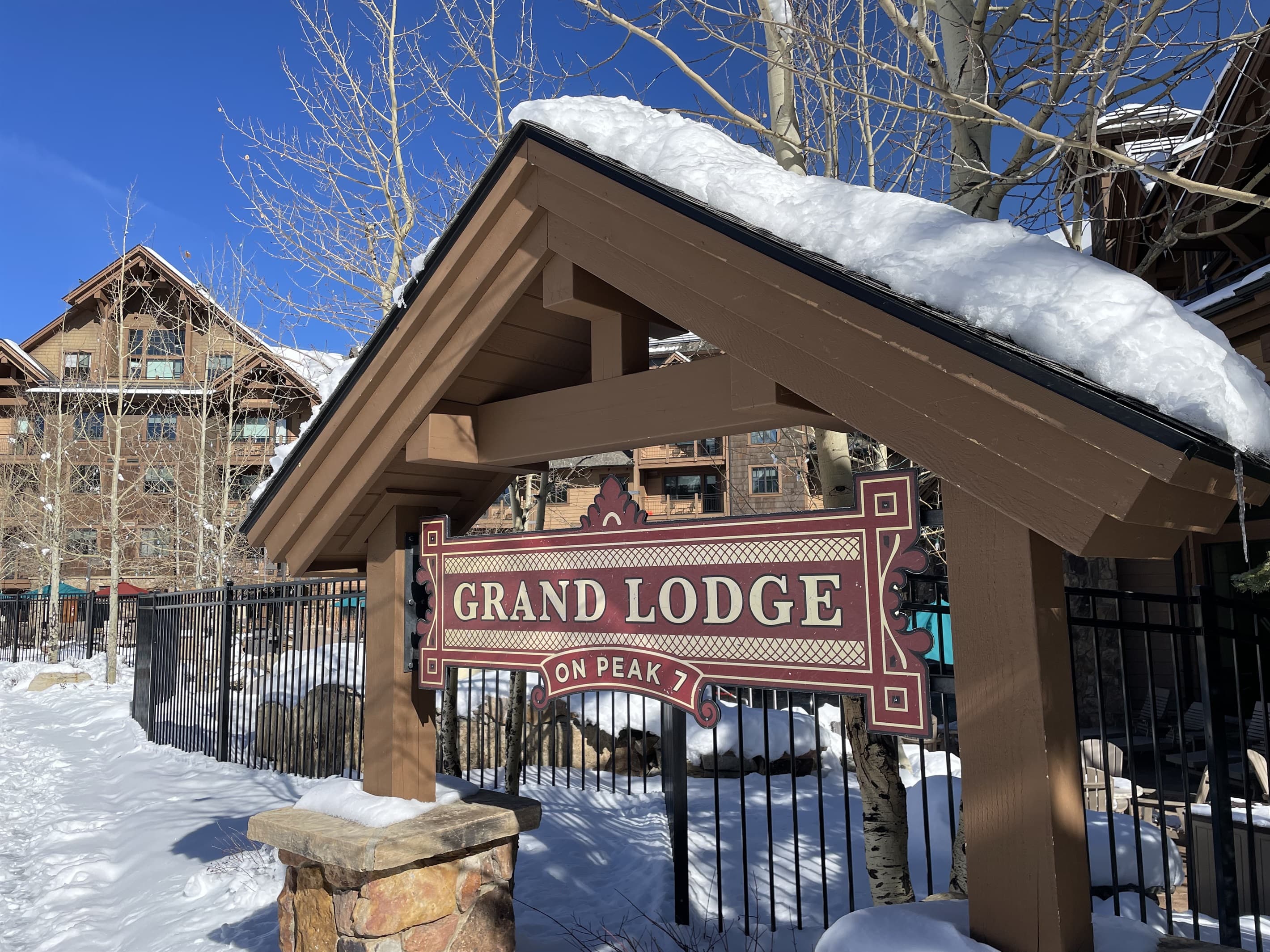 Grand Lodge on Peak 7 - Ski in/ouit