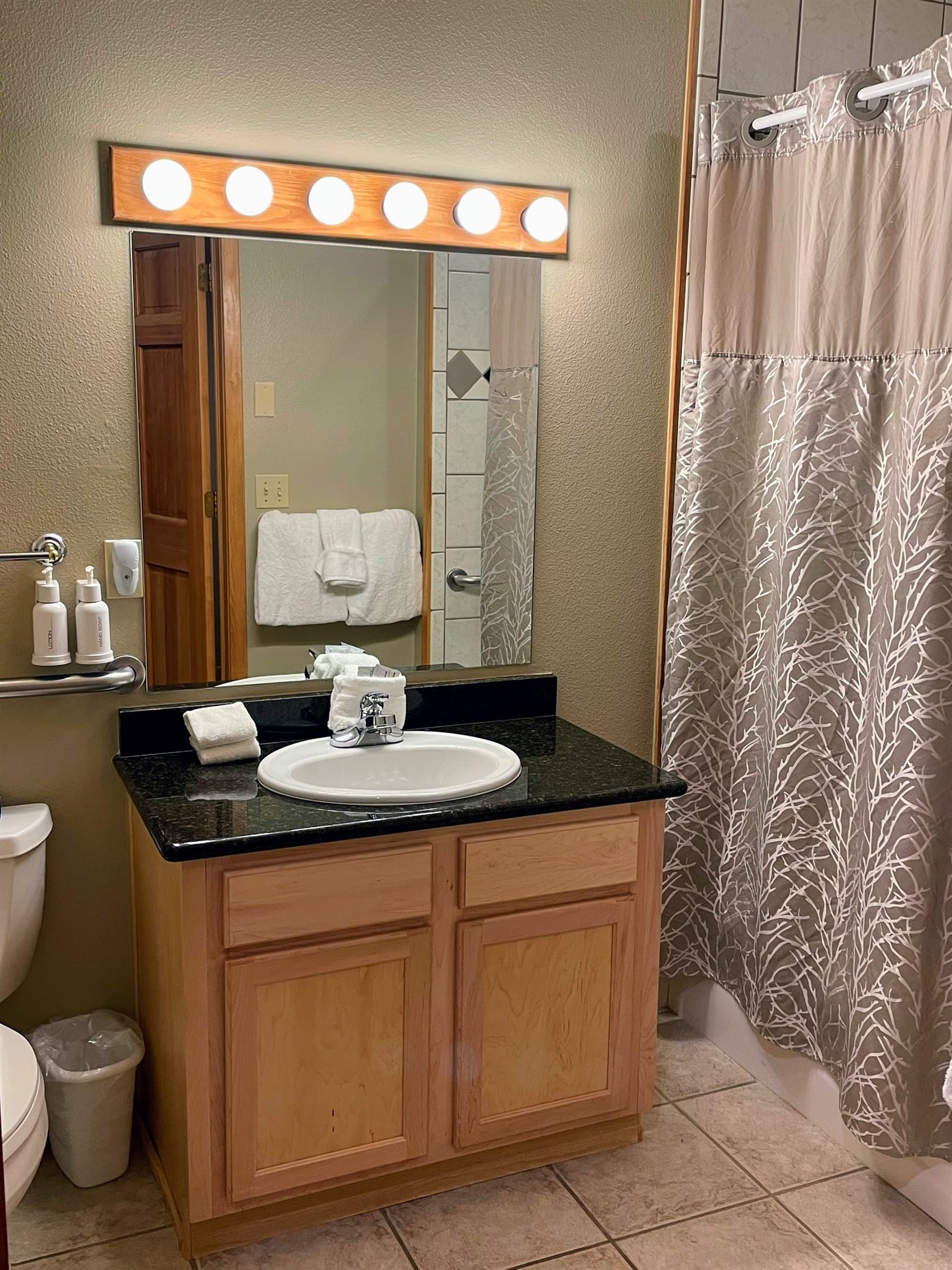 2nd bathroom with tub/shower combination