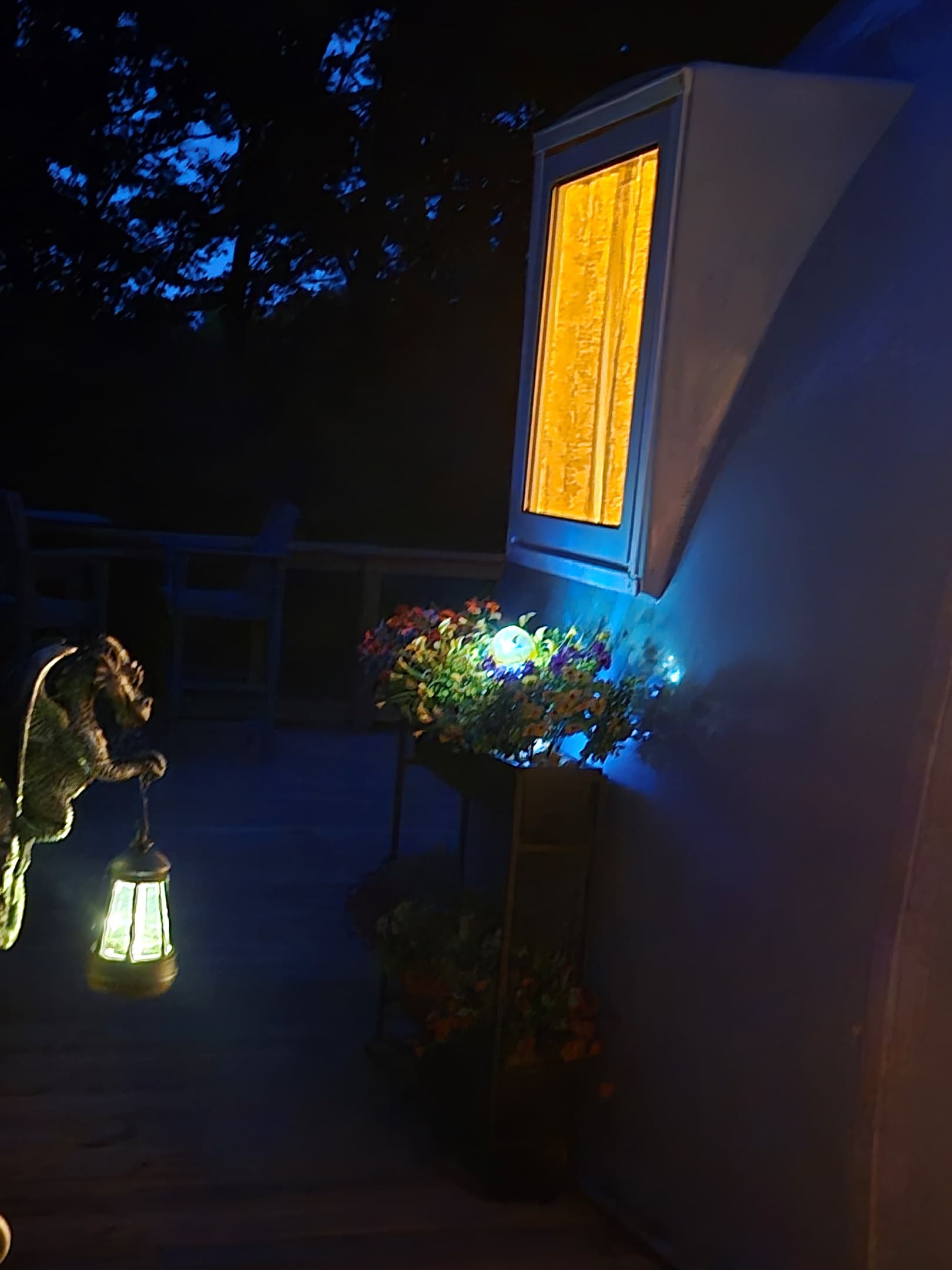 Warm outdoor lighting to enjoy the tranquil setting