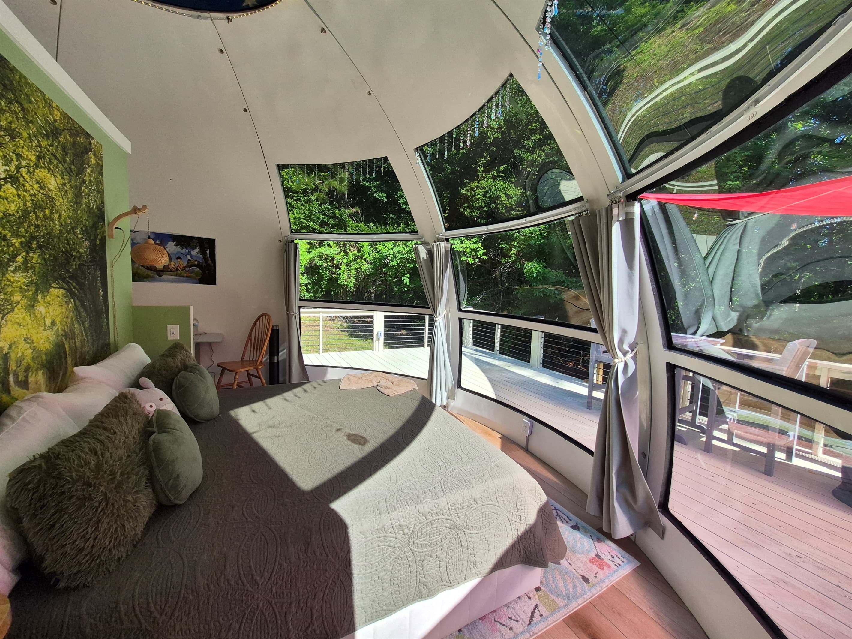 King bed with view to the woods