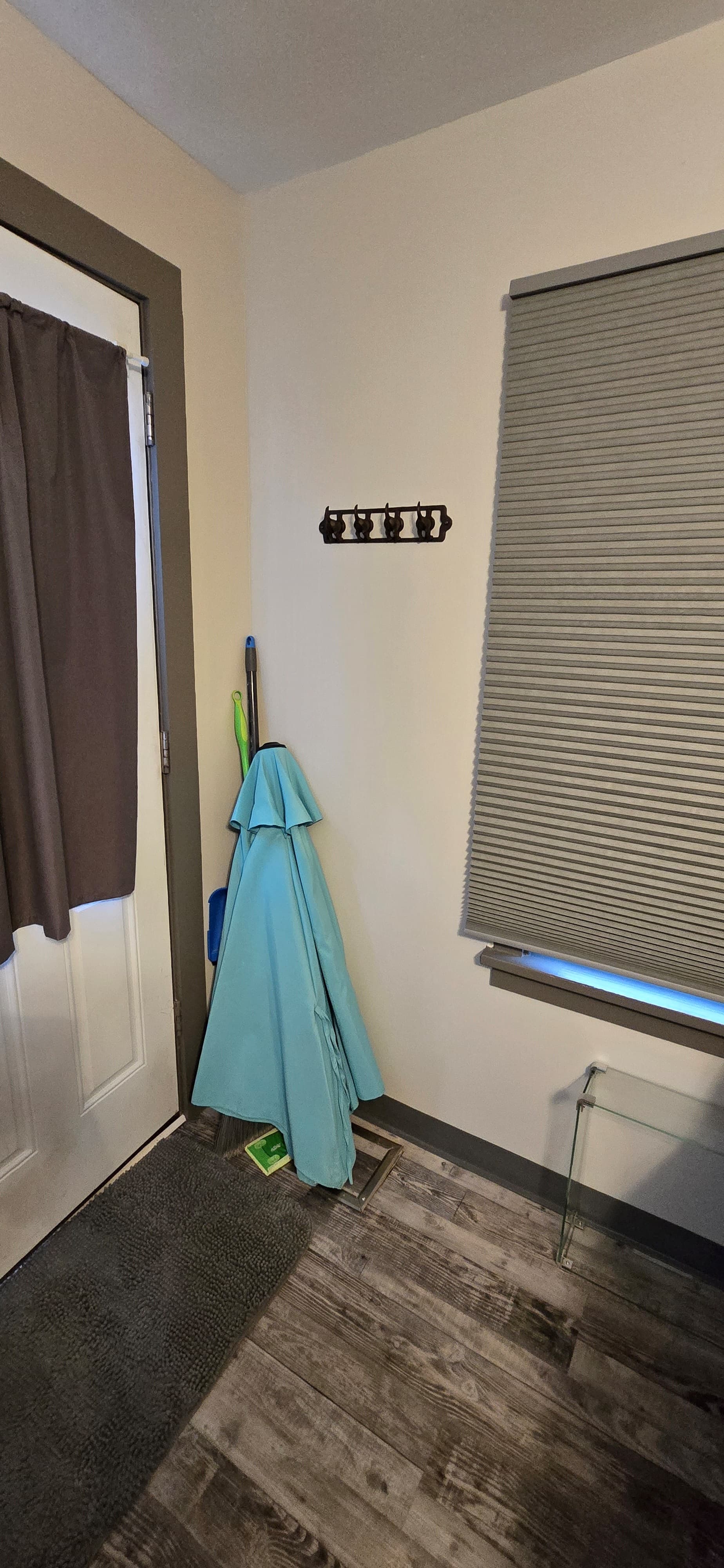  Outdoor umbrella provided for the custom chair. Please remove the umbrella during strong winds to prevent damage.