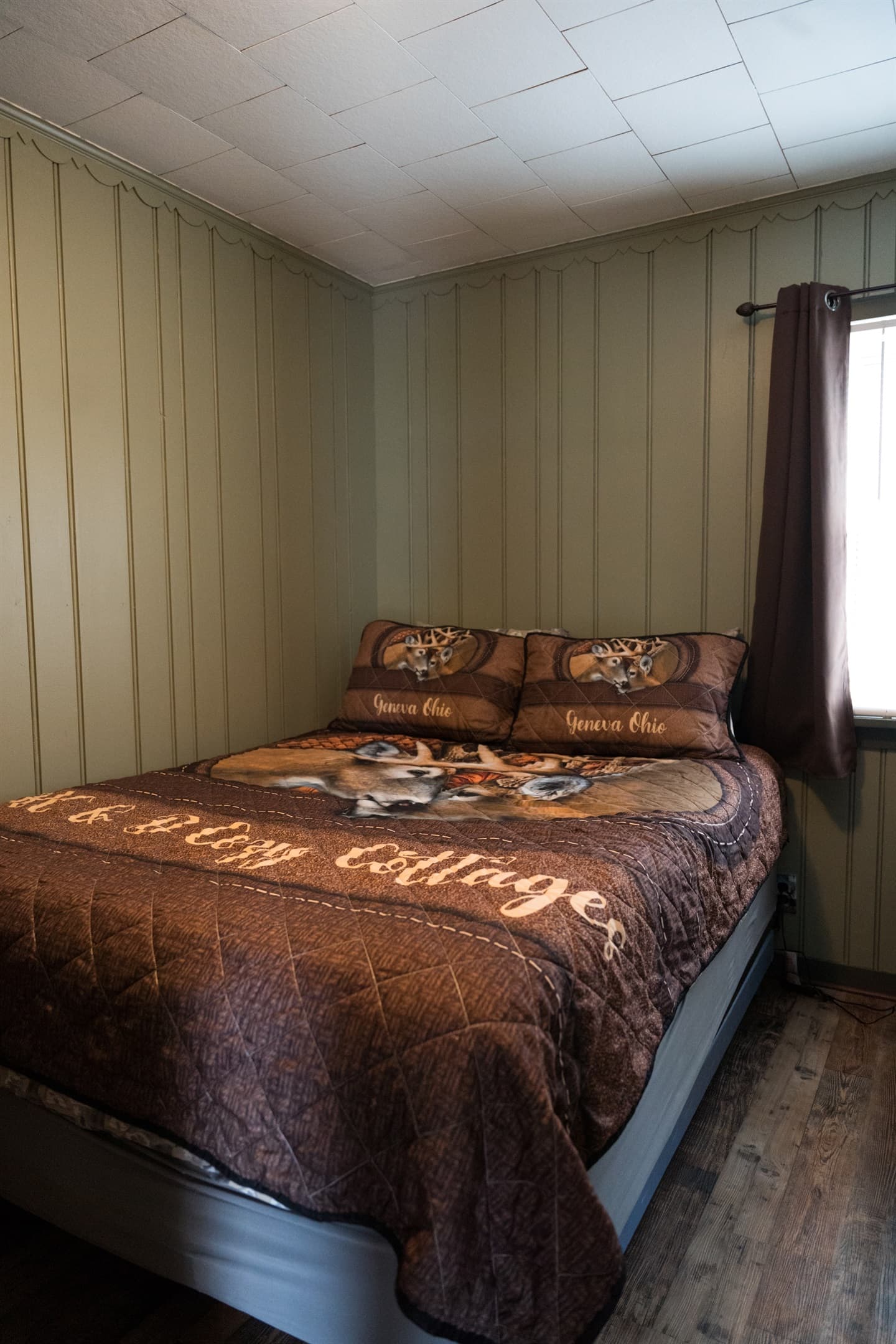  Bedroom One: Comfortable Queen Bed, Nightstand, Lamp, Alarm Clock & Full Dresser with Roku/Spectrum TV