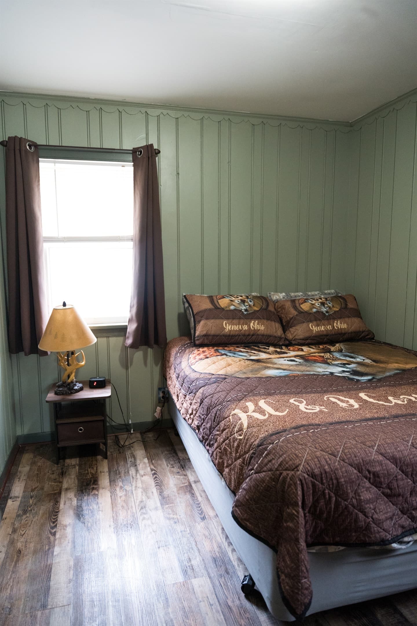  Bedroom Two: Comfortable Queen Bed, Nightstand, Lamp, Alarm Clock & Full Dresser with Roku/Spectrum TV