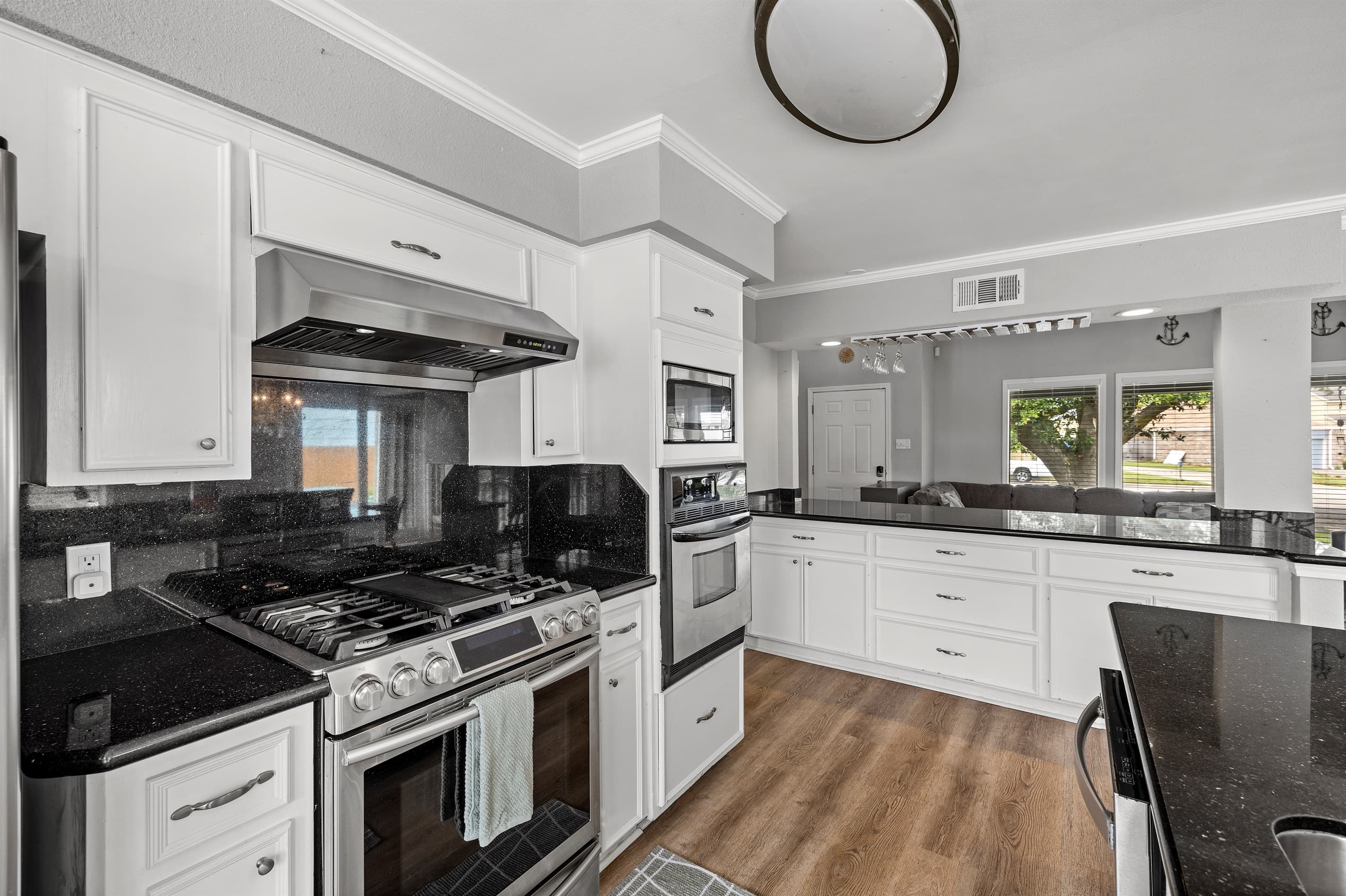 Professional-grade range and hood at Lakeview Landing — equipped for everything from morning pancakes to fresh Gulf seafood dinners.