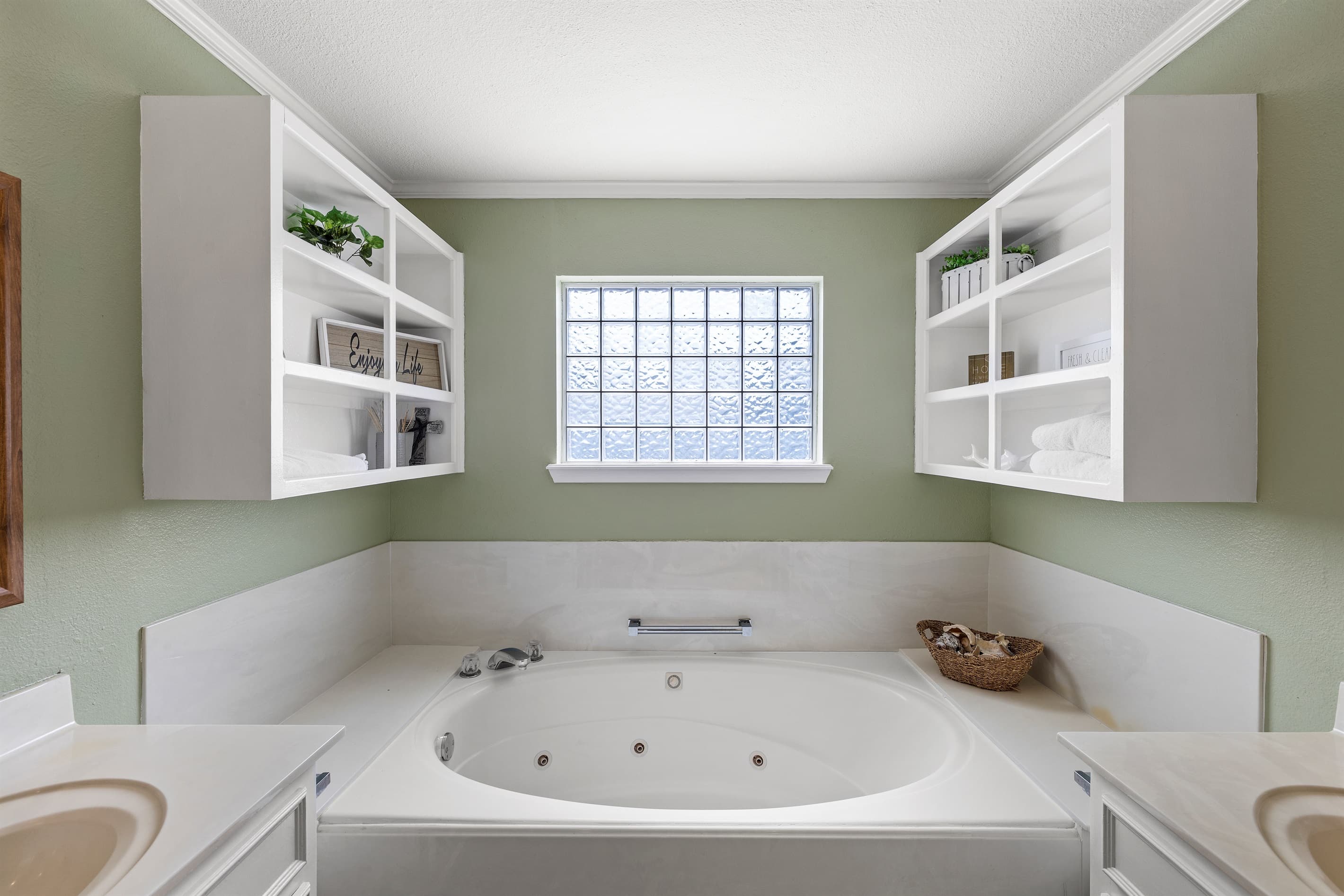 Jetted soaking tub in the master en-suite at Lakeview Landing — the perfect way to unwind after Schlitterbahn or a day at the Gulf beach.