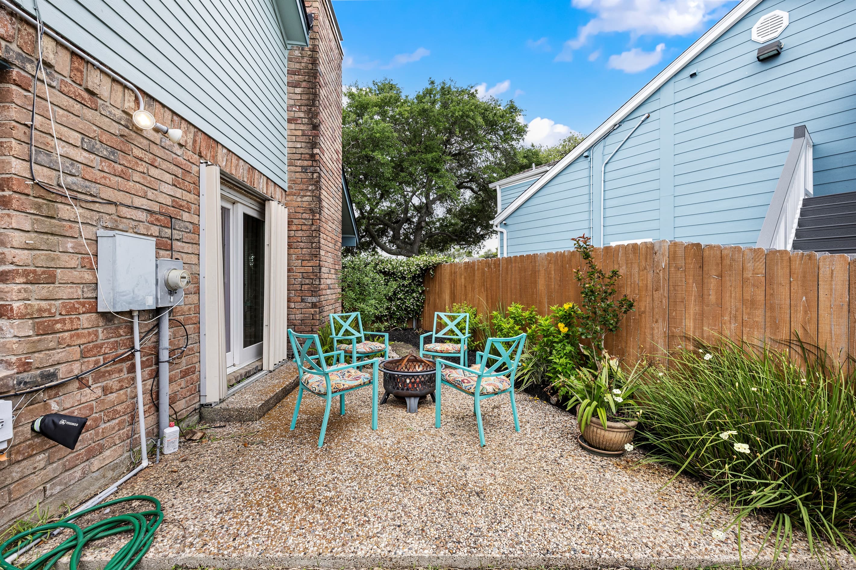 Private side yard at Lakeview Landing — a quiet seating area tucked beside the house, perfect for morning coffee or evening cocktails in Galveston.