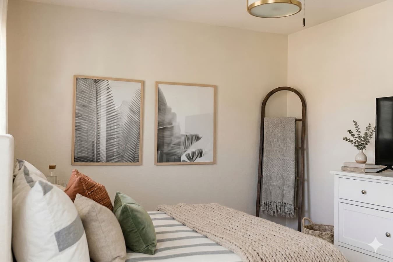 Extra blankets plus a smart TV in the bedroom
*Some items used for the photoshoot only*