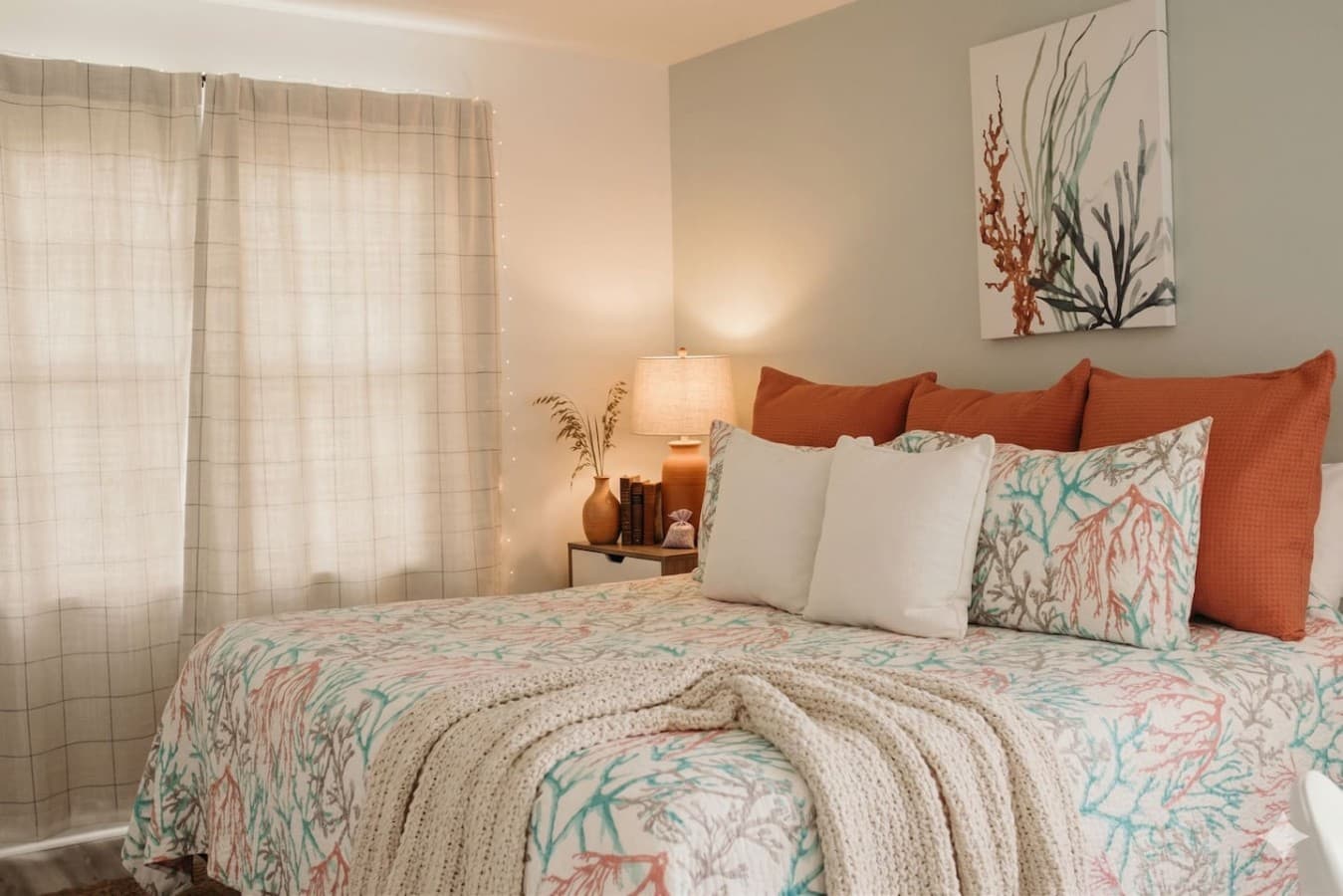 Plenty of natural light shines through this condo
*Some items used for the photoshoot only*