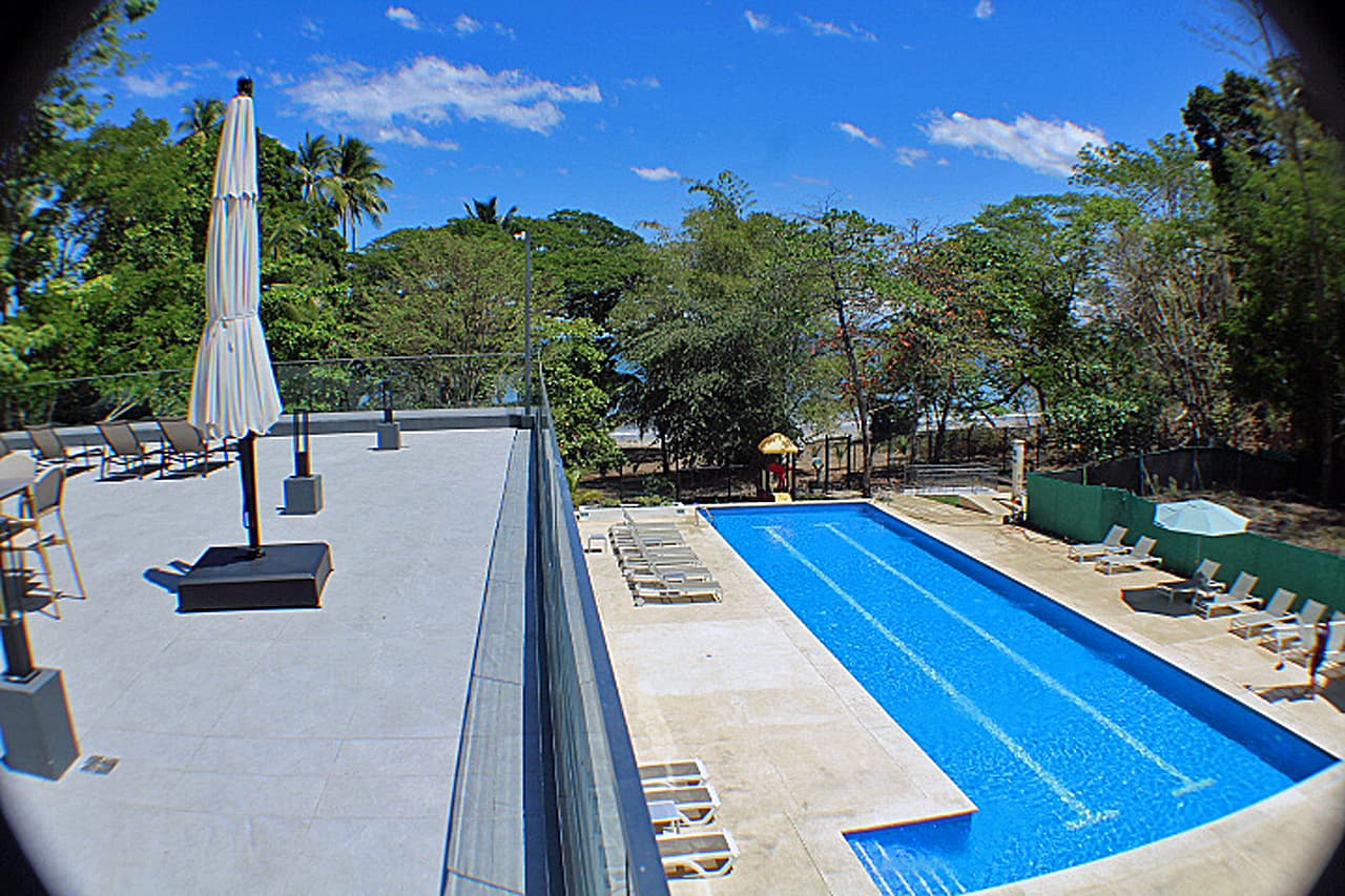 Extraordinaria piscina frente mar