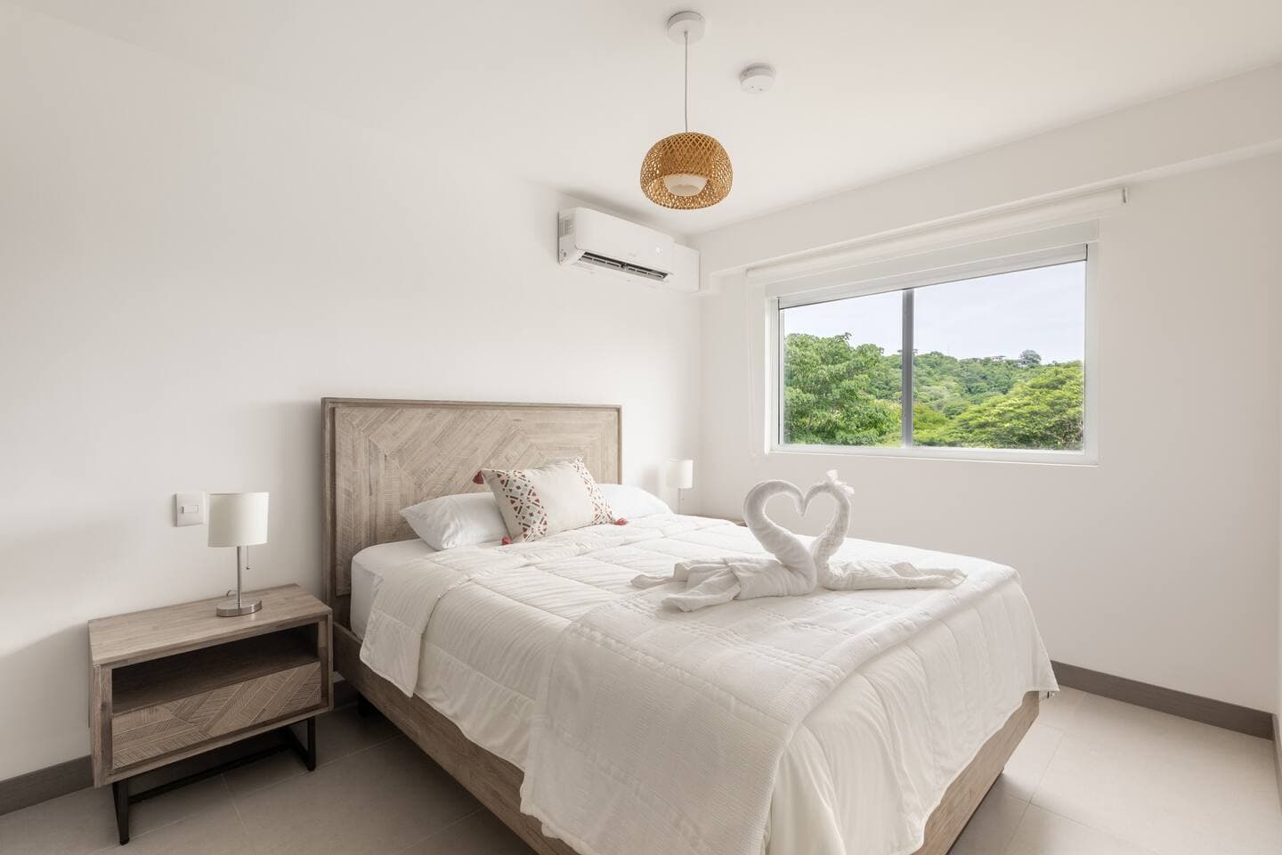 Un dormitorio principal con iluminación perfecta y cálida, para descansar como te lo mereces/Our master bedroom features cozy, warm lighting to help you relax just the way you deserve