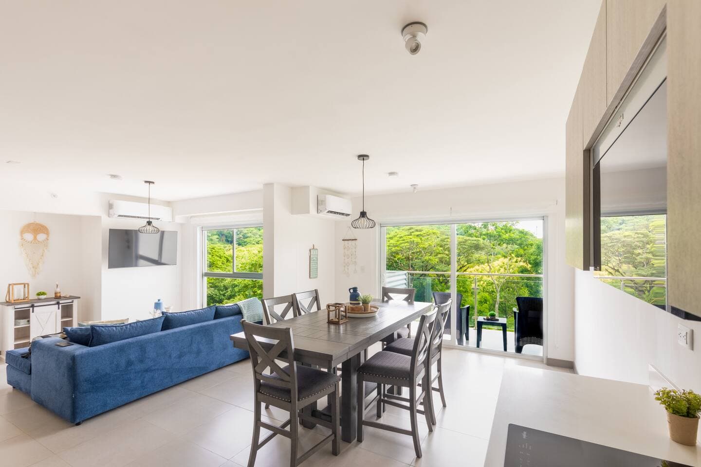 With an Ethernet connection located behind the ‘Beach Rules’ sign, you can easily set up a bright and comfortable workspace—there’s plenty of natural light.