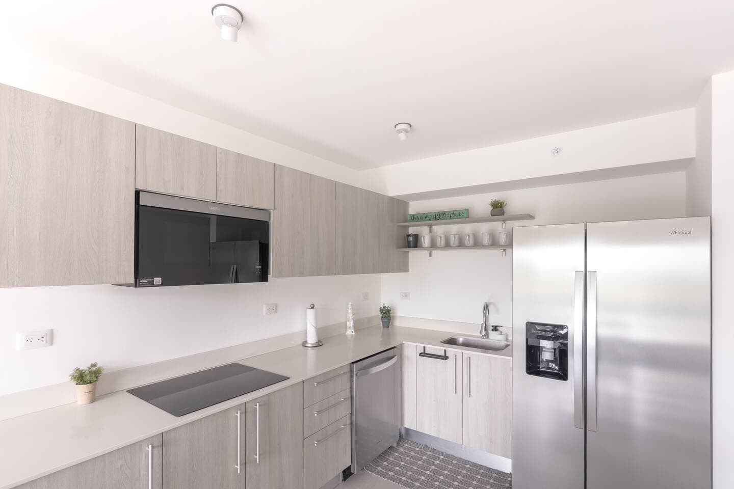 Induction cooktop, double-door refrigerator, and microwave — everything you need to cook easily and comfortably.