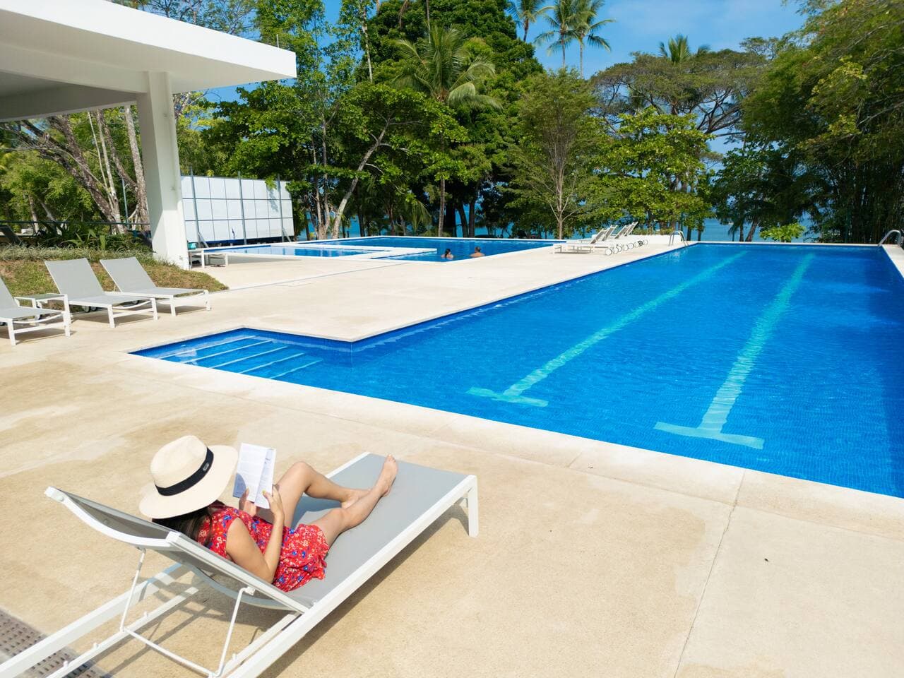 Extraordinaria piscina con tres carriles, excelente para entrenar o simplemente relajarse/A fantastic three-lane pool, ideal for training or relaxing at your own pace