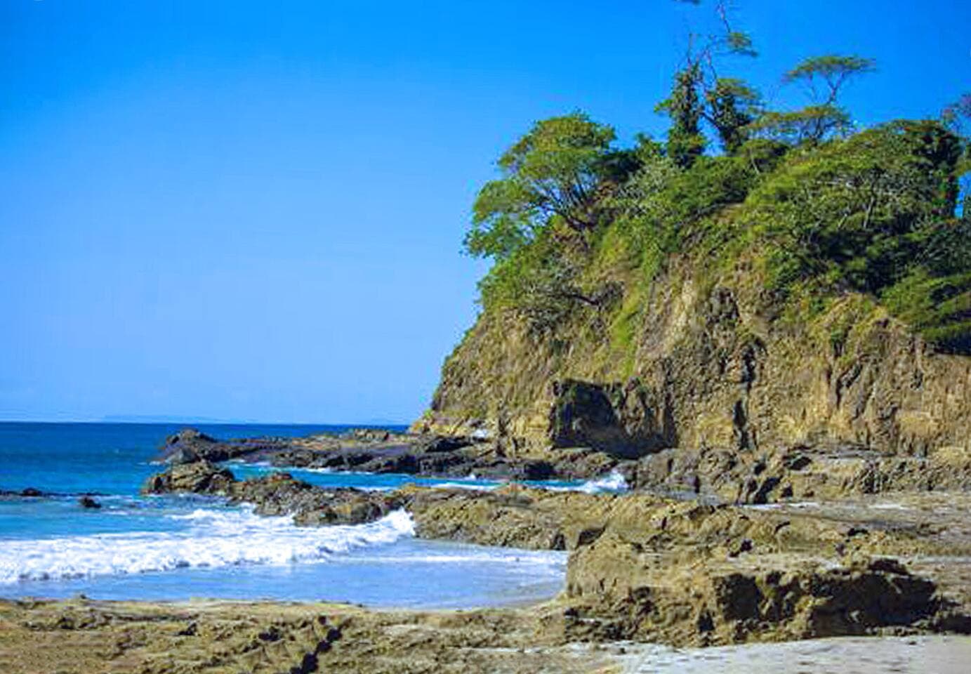 Walk around Point Lioness (Punta Leona) and you might find what the old locals call the “Lovers’ Pond,” a hidden natural sea pool.