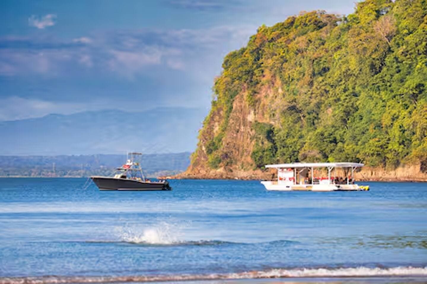 The splash of a pelican in the calm waters of Playa Mantas is a common sight all year round.